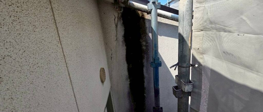 【外壁 カビの原因】<br />
害丙全体に黒ずみやカビが広がっている状態です。特に日当たりの悪い面に多く発生します。<br />
<br />
カビや黒ずみを、ただの汚れだと思わないでください。これは塗料の性能の一つである防カビ性の低下が原因です。防カビ性が低下しているということは、防水性の低下も確実に進んでいます。<br />
カビの発生は見た目以上に深刻であるケースも少なくありません。